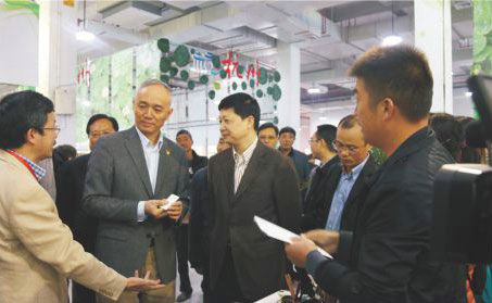 原浙江省常務(wù)副省長蔡奇在臺(tái)州市委書記吳蔚榮和市長張兵等領(lǐng)導(dǎo)陪同下詳細(xì)了解玉環(huán)火山茶發(fā)展情況。