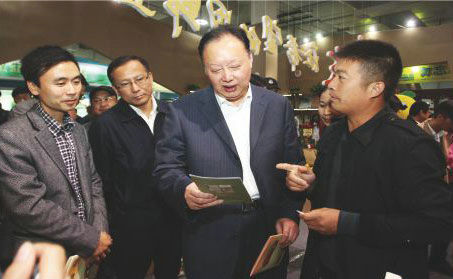 浙江省人大常委會(huì)副主任茅臨生在省農(nóng)業(yè)廳廳長史濟(jì)錫等領(lǐng)導(dǎo)陪同下與玉環(huán)火山茶創(chuàng)始人林招水親切交談。